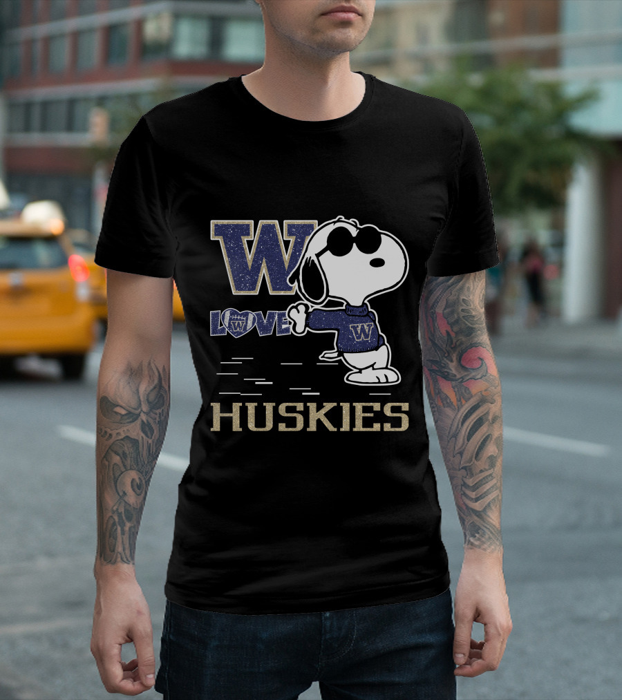 Snoopy Loves Washington Huskies Football with W T-Shirt