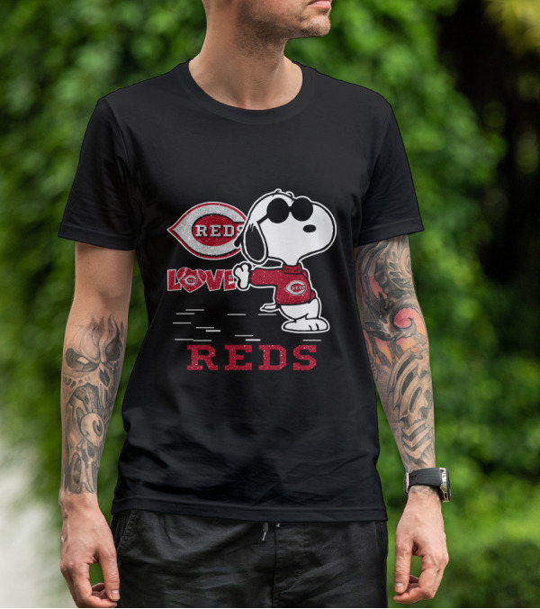 Snoopy Love Cincinnati Reds Peanuts Baseball Fan T-Shirt