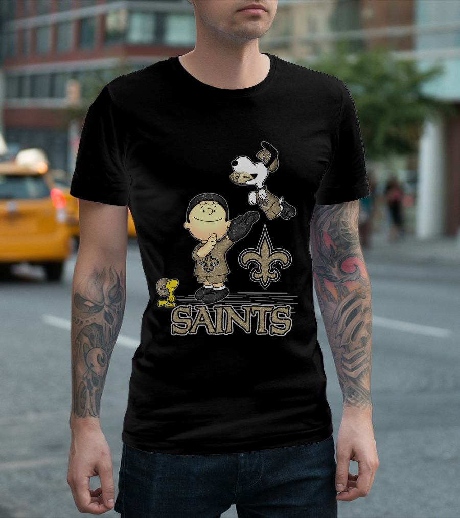 Snoopy Woodstock And Charlie Brown Love New Orleans Saints Fleur De Lis T-Shirt