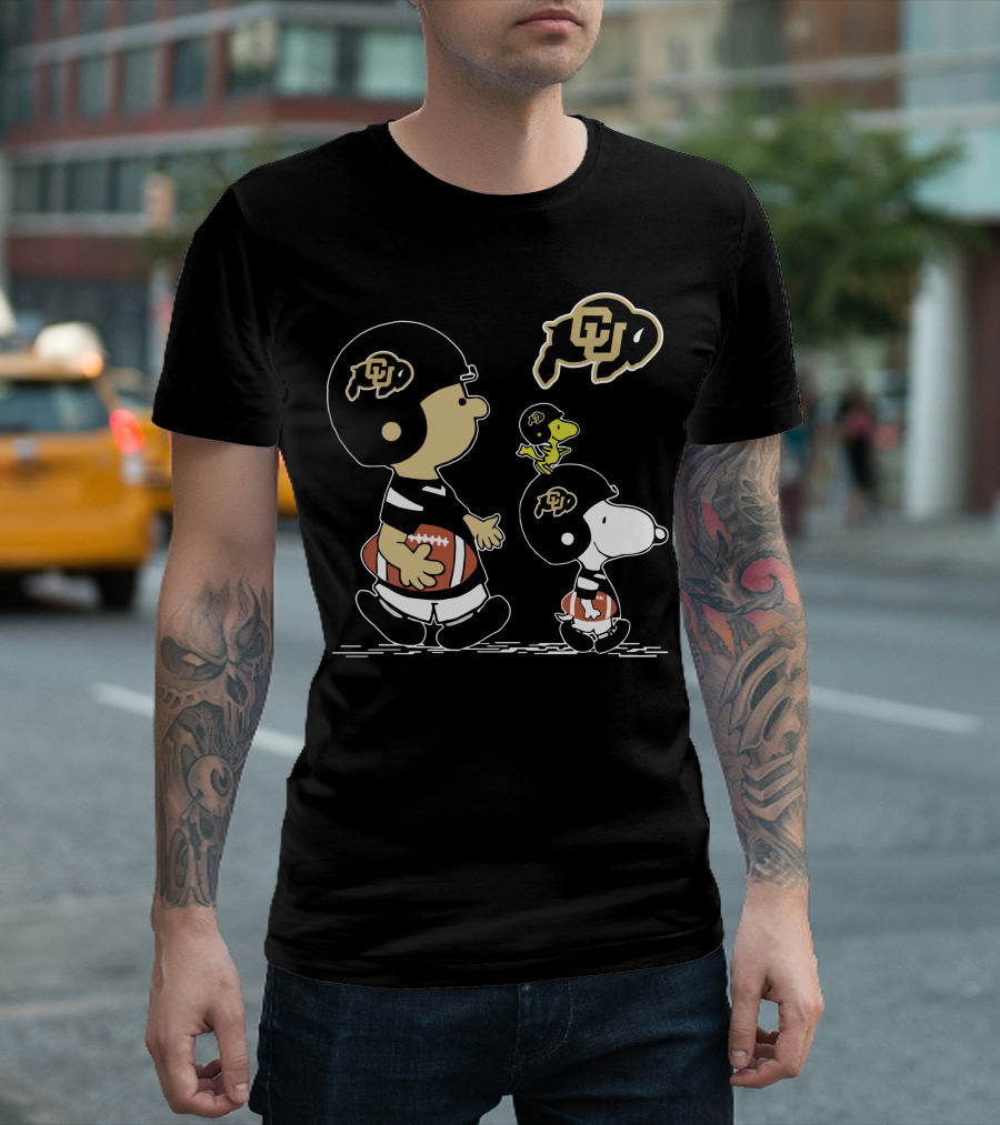 COLORADO BUFFALOES SNOOPY AND WOODSTOCK FOOTBALL CHARLIE BROWN T-Shirt