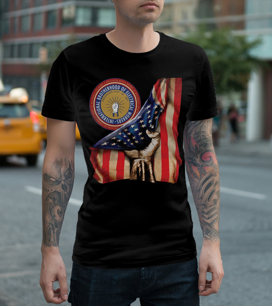 INTERNATIONAL BROTHERHOOD OF ELECTRICAL WORKERS ORGANIZED NOV 28 1891 AMERICAN FLAG HAND FIST STRIPED IBEW NXTM139 T-Shirt