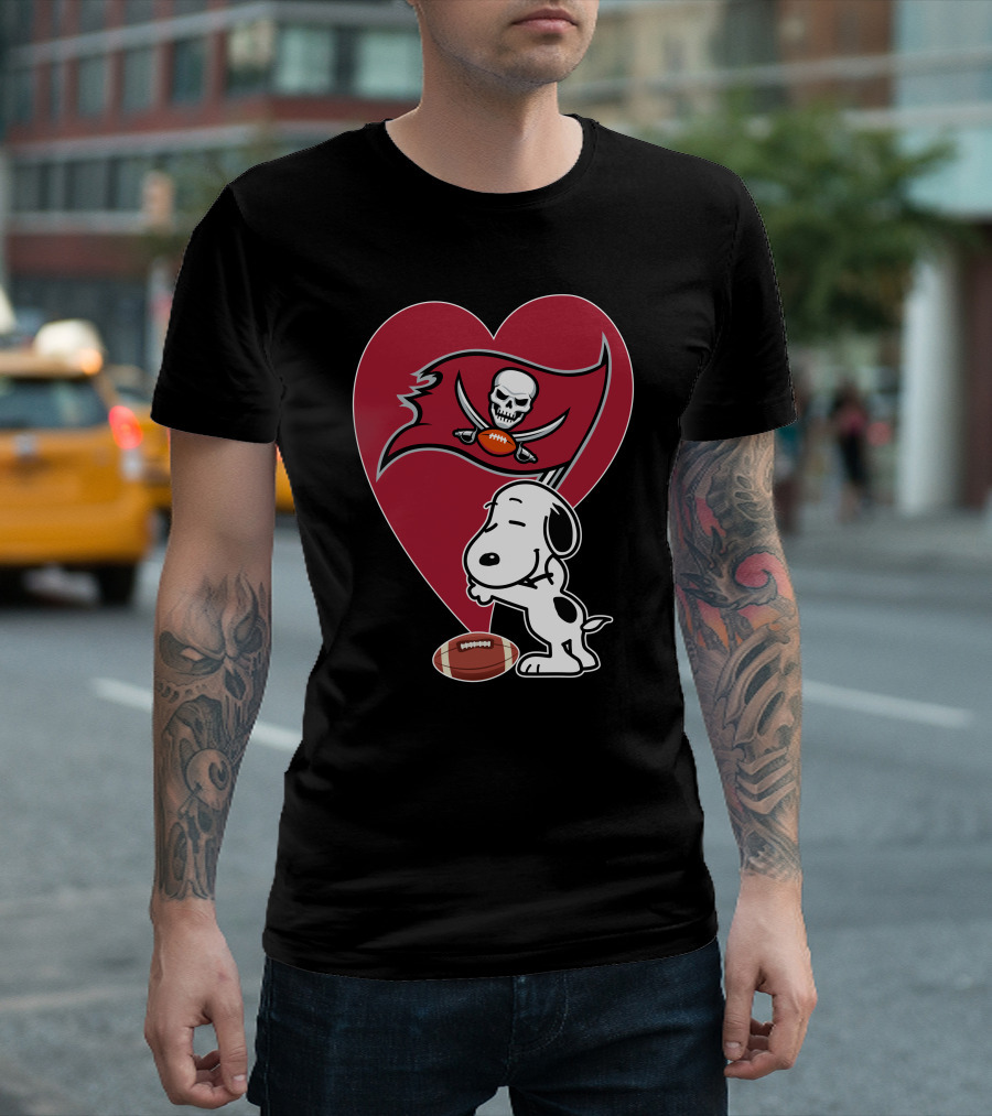 Tampa Bay Buccaneers Snoopy Heart Hug Football T-Shirt