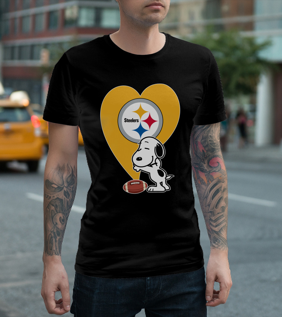 Pittsburgh Steelers Snoopy Hug Heart Football T-Shirt