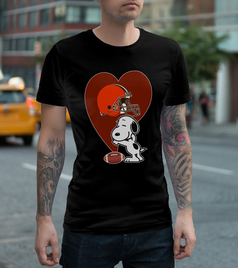 Cleveland Browns Snoopy Heart Football Helmet Hug T-Shirt