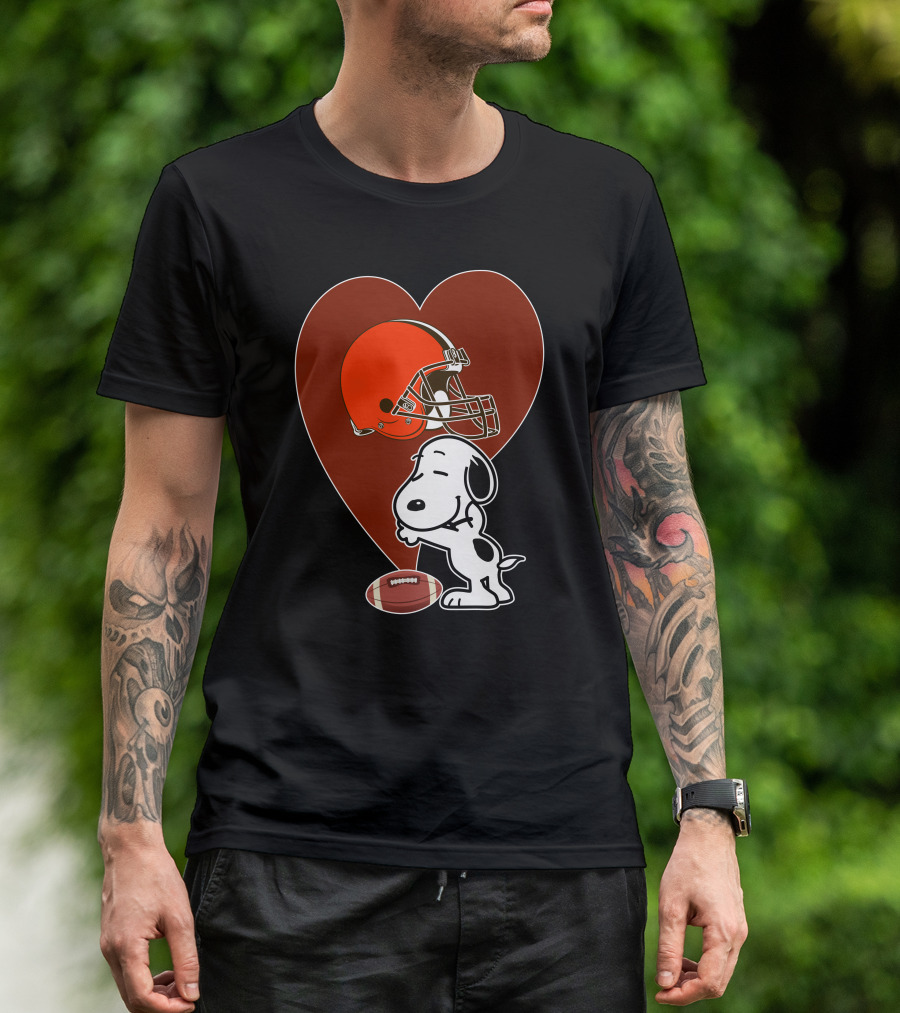 Cleveland Browns Snoopy Heart Football Helmet Hug T-Shirt