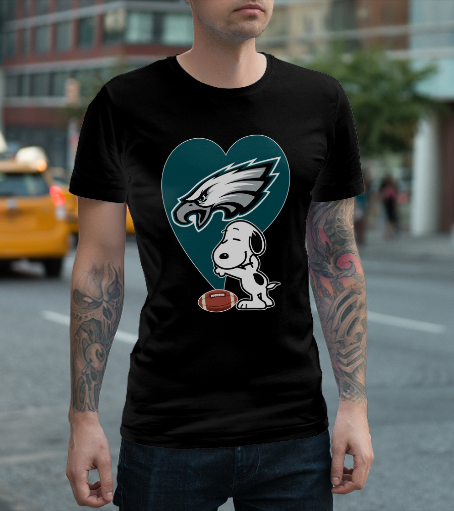 Philadelphia Eagles Snoopy Football Heart Hug T-Shirt