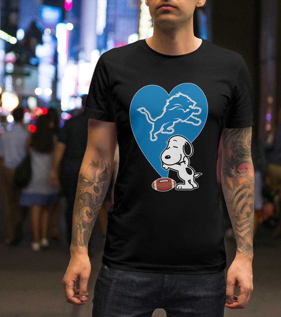 Detroit Lions Snoopy Heart Balloon Football Hug T-Shirt