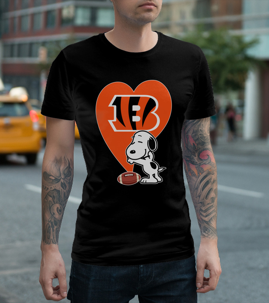 Cincinnati Bengals Snoopy Heart Football Hug T-Shirt