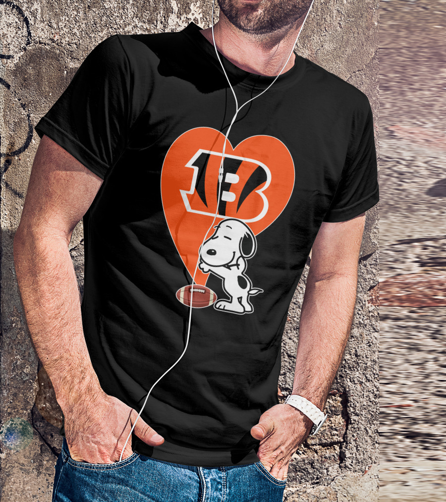 Cincinnati Bengals Snoopy Heart Football Hug T-Shirt