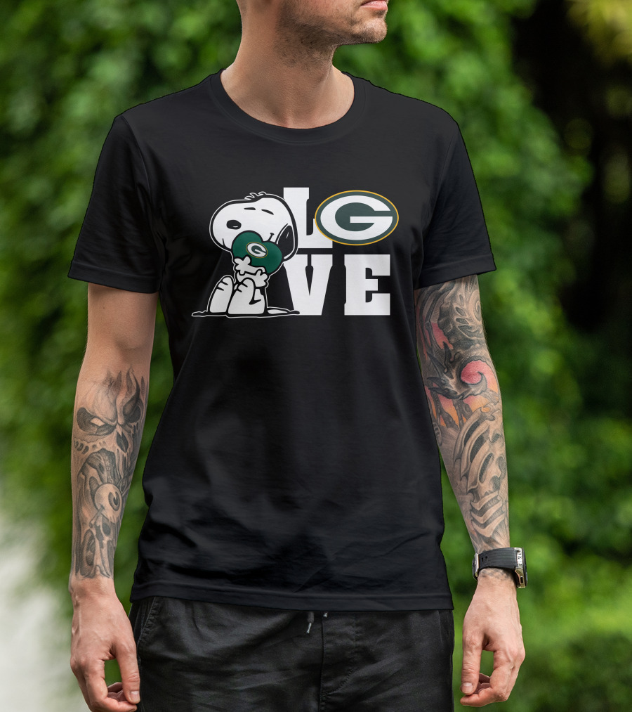 Snoopy Holding Green Bay Packers Football Love T-Shirt