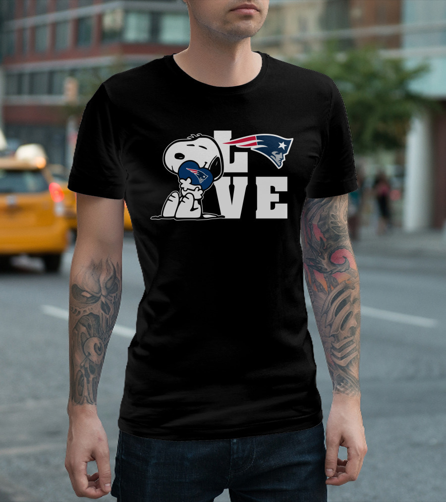Snoopy Hugging New England Patriots Logo Love T-Shirt