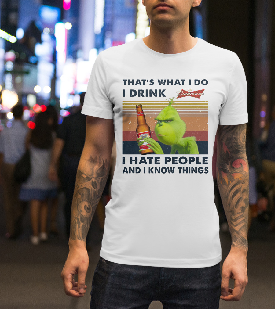 THAT'S WHAT I DO I DRINK BUDWEISER I HATE PEOPLE AND I KNOW THINGS T-Shirt