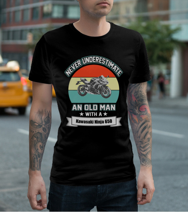 NEVER UNDERESTIMATE AN OLD MAN WITH A KAWASAKI NINJA 650 T-Shirt