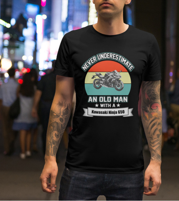 NEVER UNDERESTIMATE AN OLD MAN WITH A KAWASAKI NINJA 650 T-Shirt