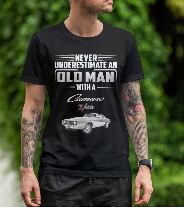 NEVER UNDERESTIMATE AN OLD MAN WITH A CAMARO Z/28 T-Shirt
