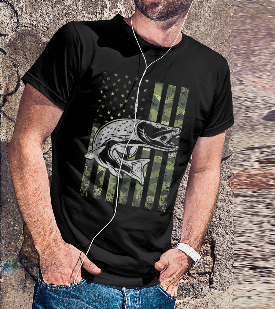 Muskie Fishing American Flag Camo USA Musky Fisher T-Shirt