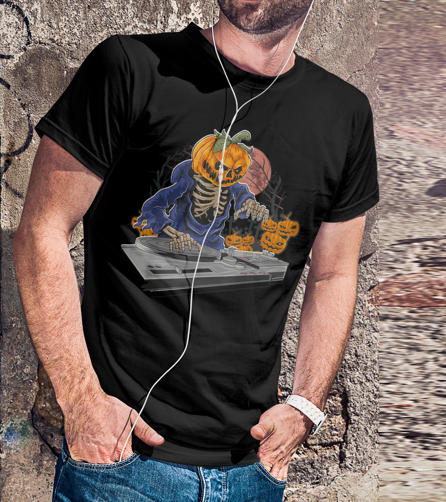 Pumpkin Head Skeleton Halloween DJ With Turntable And Glowing Jack-o'-lanterns T-Shirt