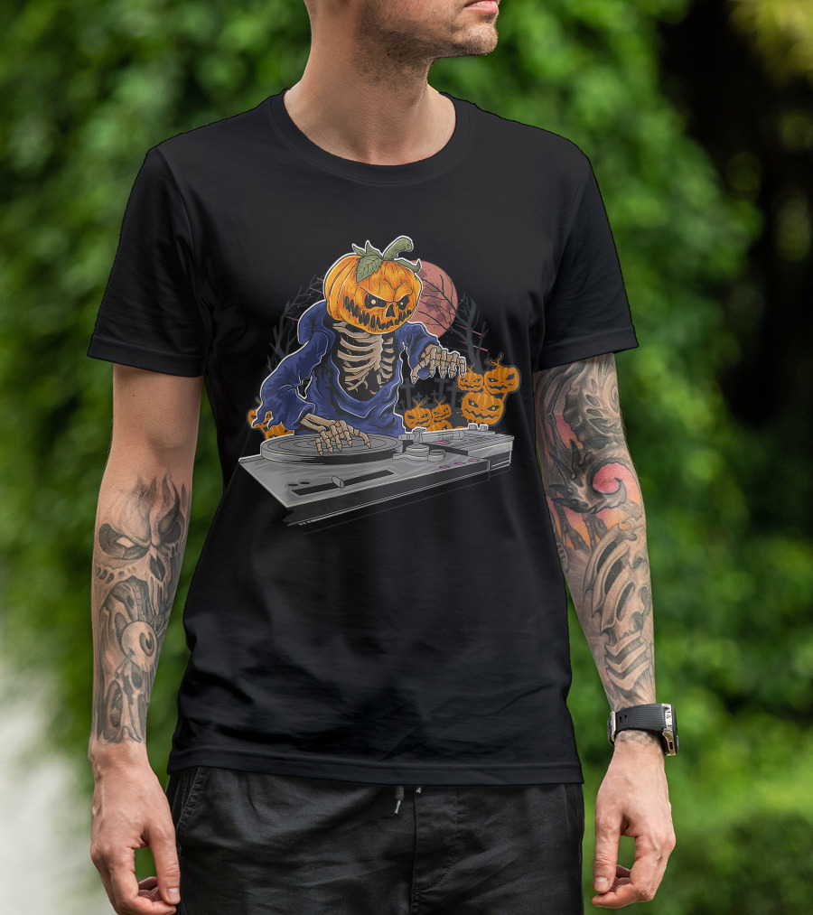 Pumpkin Head Skeleton Halloween DJ With Turntable And Glowing Jack-o'-lanterns T-Shirt