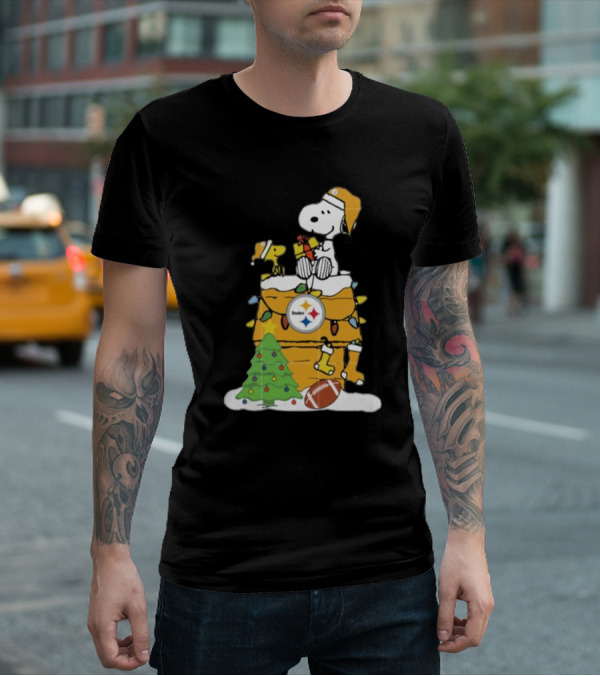 Snoopy And Pittsburgh Steelers Christmas Chimney Scene With Woodstock And Holiday Decorations T-Shirt