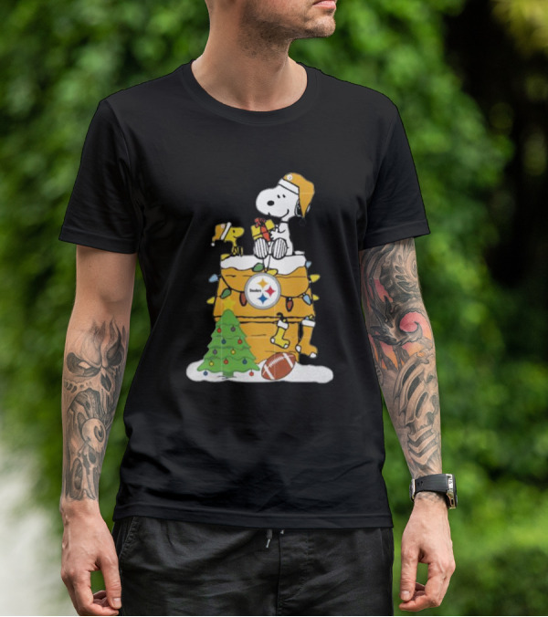 Snoopy And Pittsburgh Steelers Christmas Chimney Scene With Woodstock And Holiday Decorations T-Shirt