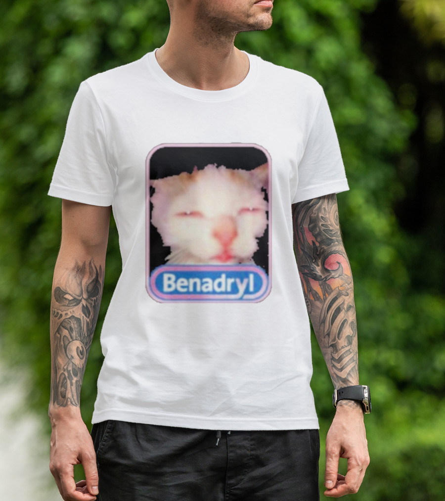 K45ink Benadryl Meme Cat Face Close-Up T-Shirt