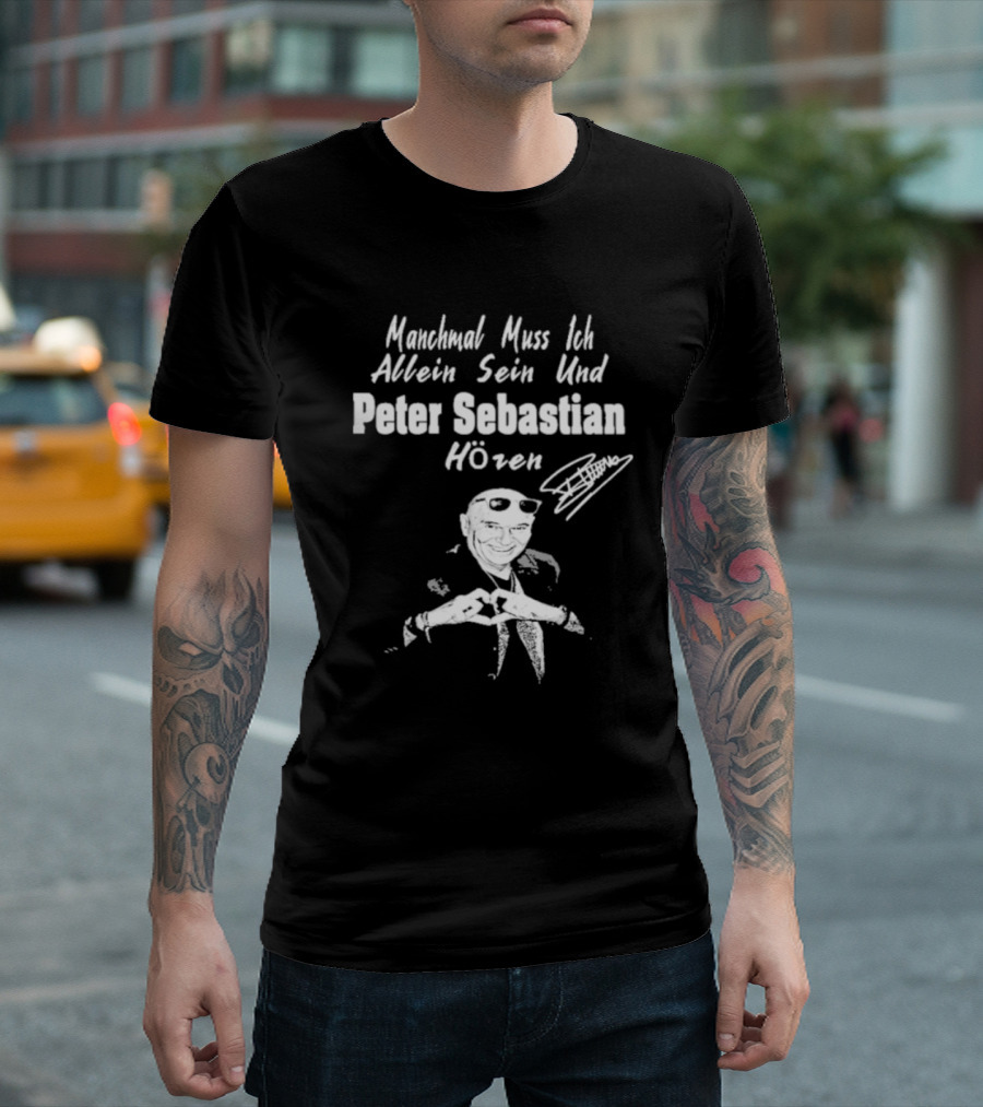 Manchmal Muss Ich Allein Sein Und Peter Sebastian Hören Signature mit Bild von Mann mit Sonnenbrille und Anzug T-Shirt