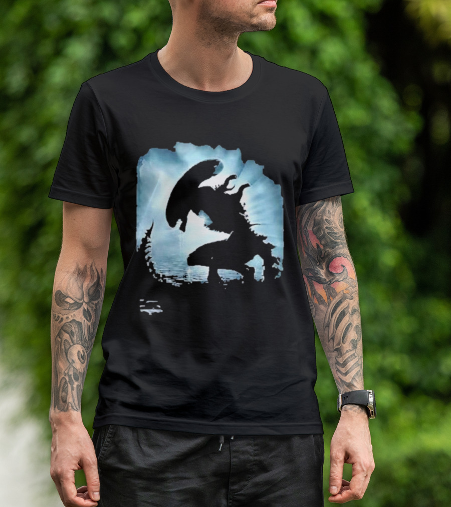 Alien Romulus Silhouette Against Oceanic Horizon 89 Rotten Tomatoes Debut T-Shirt