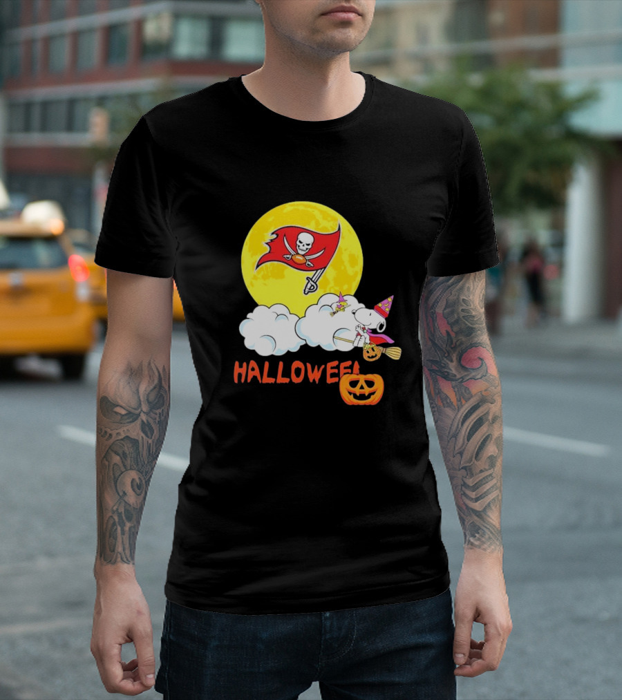 Noopy Tampa Bay Buccaneers NFL Halloween Snoopy Flying Broomstick T-Shirt