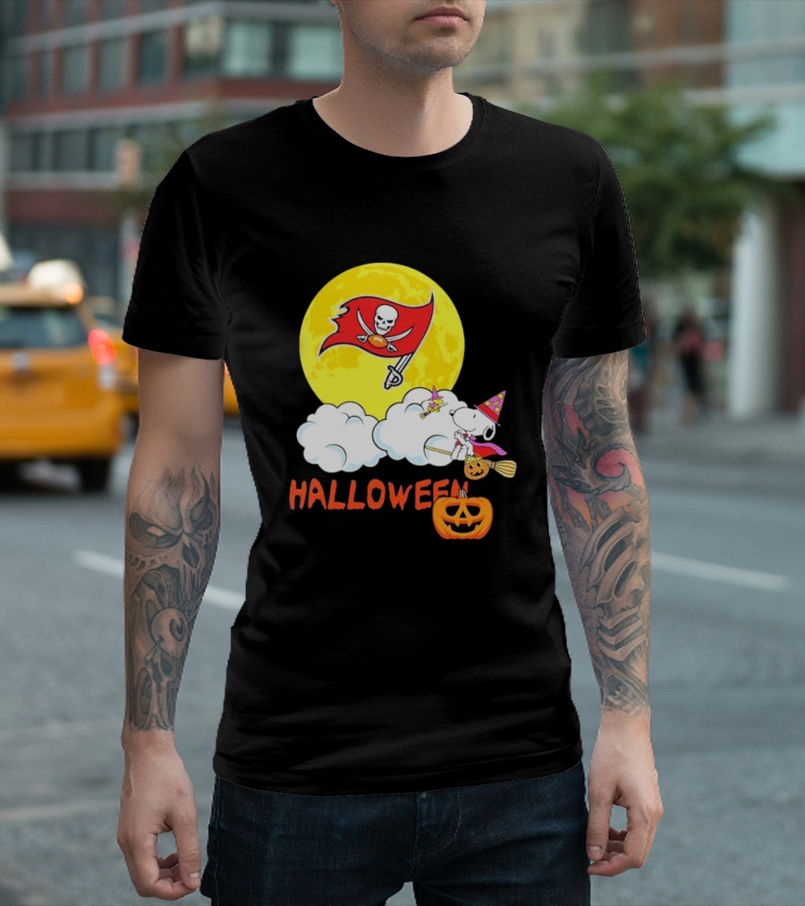 Snoopy Tampa Bay Buccaneers NFL Halloween 2024 Peanuts Moon Jack-O'-Lantern T-Shirt