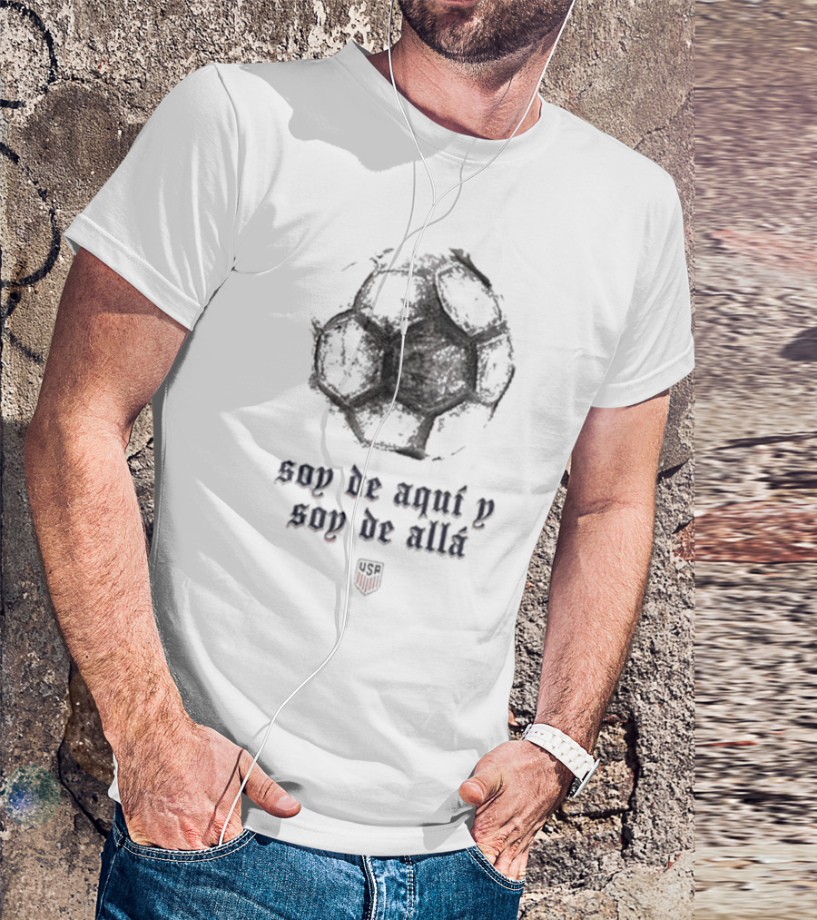 US Hispanic Heritage Una Nación Un Equipo Soy De Aquí Y Soy De Allá Soccer Ball USA T-Shirt