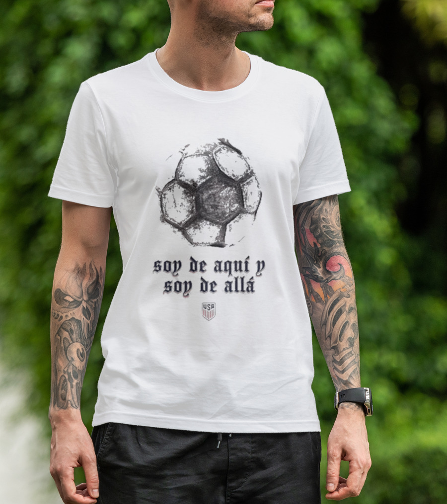 US Hispanic Heritage Una Nación Un Equipo Soy De Aquí Y Soy De Allá Soccer Ball USA T-Shirt