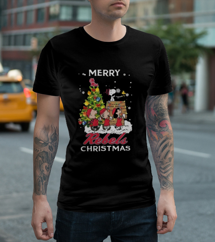 Ole Miss Rebels Snoopy And Friends Merry Christmas Tree Caroling T-Shirt