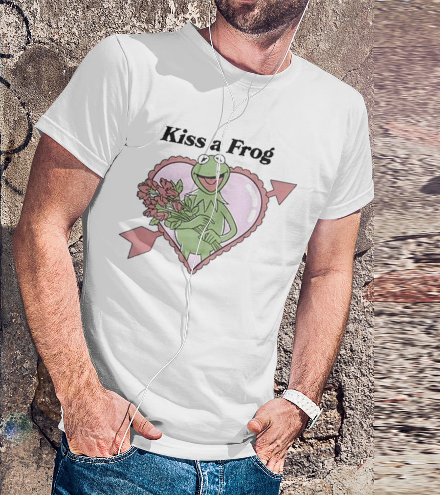 Kiss A Frog Kermit Heart And Roses T-Shirt