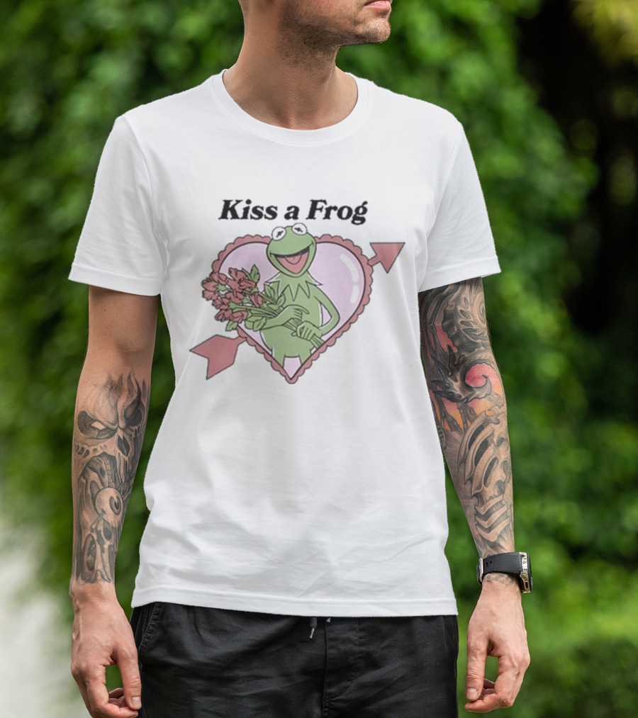 Kiss A Frog Kermit Heart And Roses T-Shirt