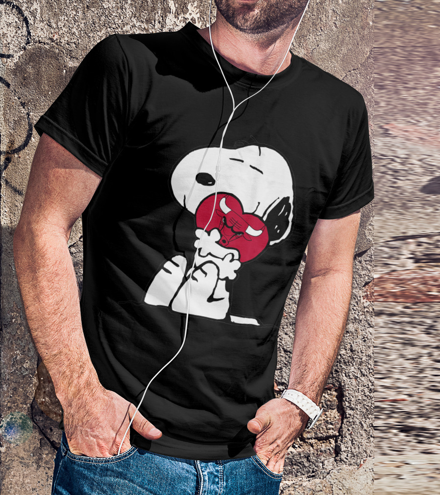 Snoopy Hugging Chicago Bulls Heart T-Shirt
