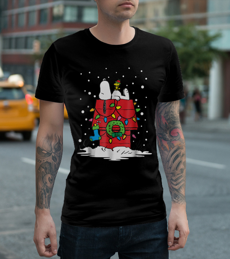 Peanuts Snoopy Woodstock Holiday Lights Doghouse Christmas Snow Scene T-Shirt