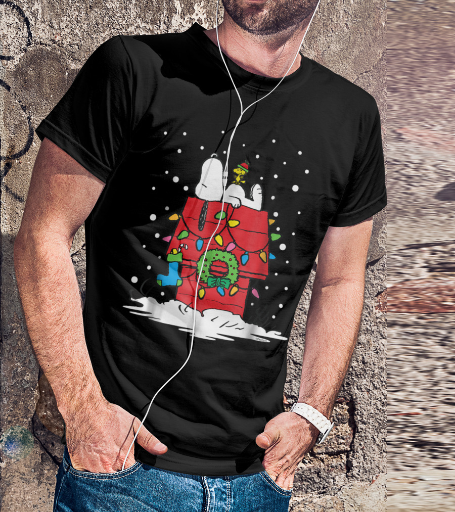 Peanuts Snoopy Woodstock Holiday Lights Doghouse Christmas Snow Scene T-Shirt