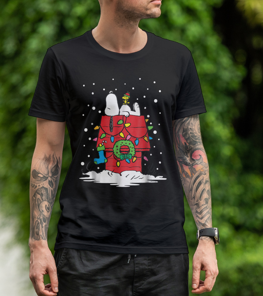 Peanuts Snoopy Woodstock Holiday Lights Doghouse Christmas Snow Scene T-Shirt