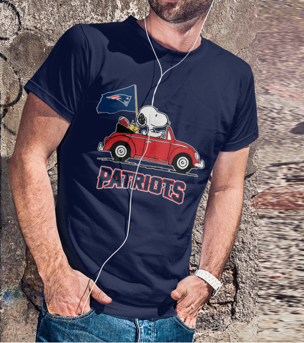New England Patriots Snoopy Driving Classic Red Car With Flag T-Shirt