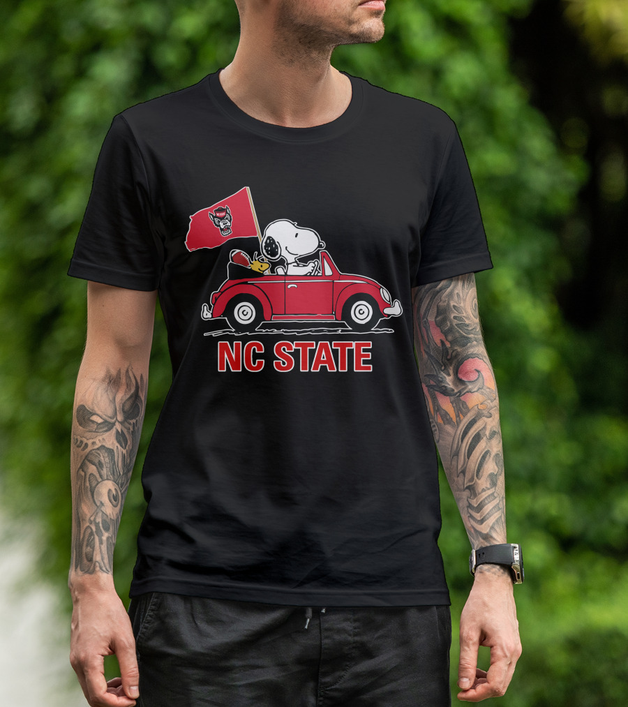 NC State Wolfpack Snoopy Red Car Football Flag T-Shirt