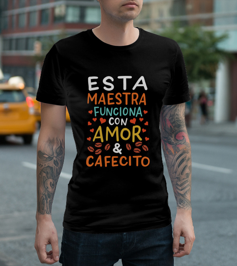 Esta Maestra Funciona con Amor y Cafecito T-Shirt
