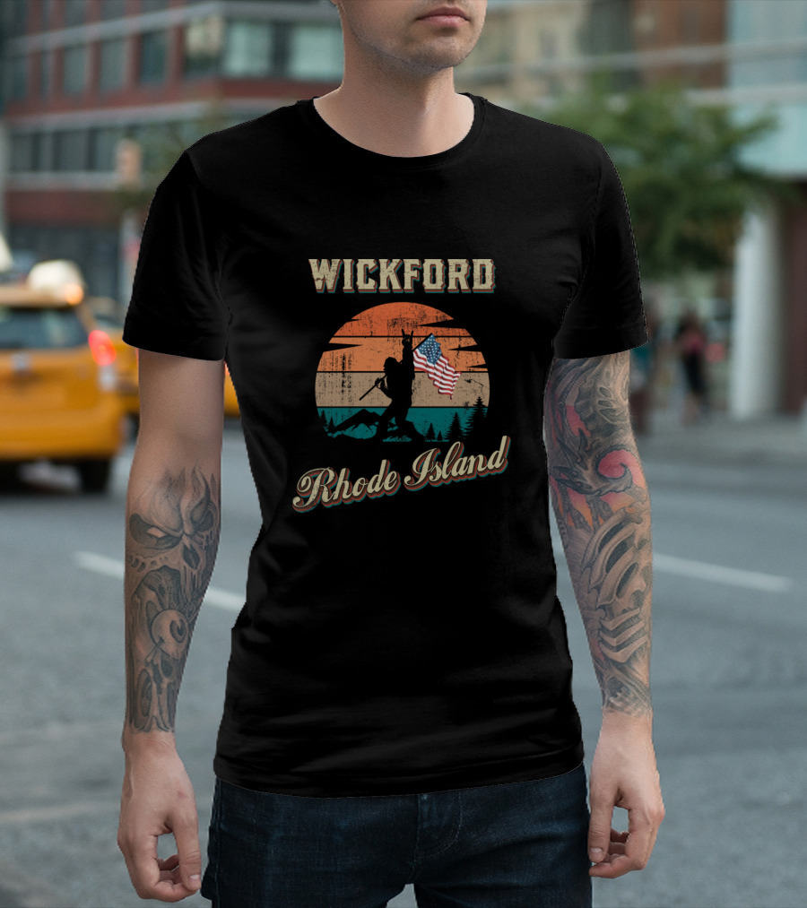 Wickford Rhode Island Soldier Silhouette with American Flag Vintage Sunburst T-Shirt