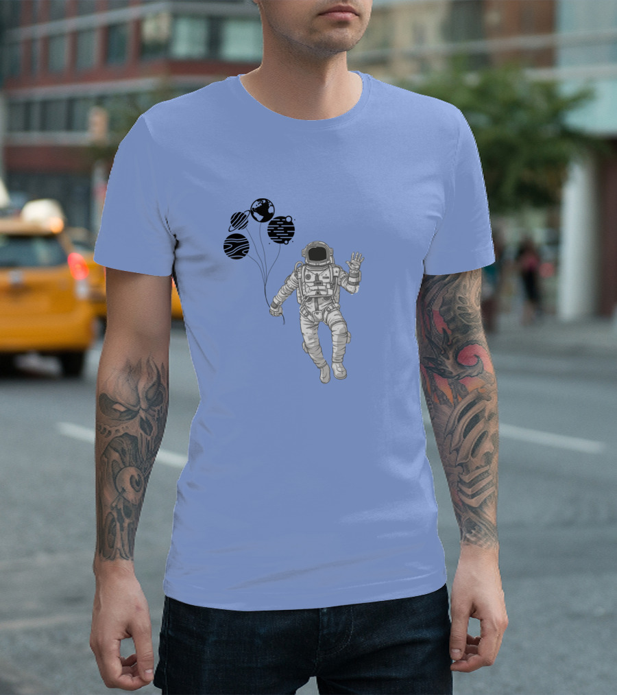 Astronauta Presenteando Flutuando com Planetas em Fundo Escuro T-Shirt