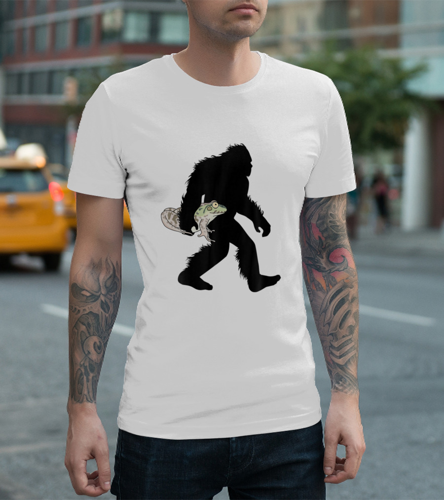 Bigfoot Sasquatch Carrying Toad Frog T-Shirt