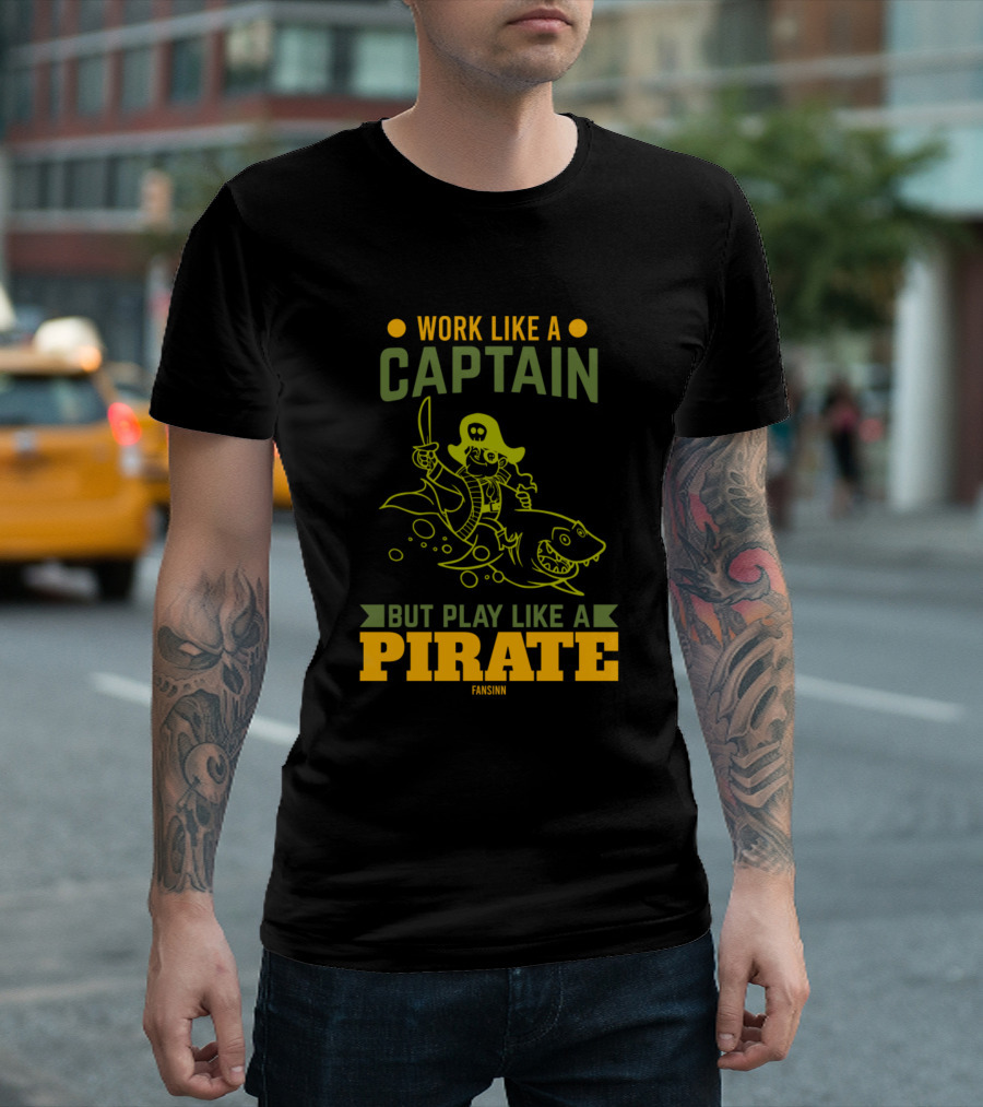 Work Like A Captain But Play Like A Pirate Fansinn T-Shirt