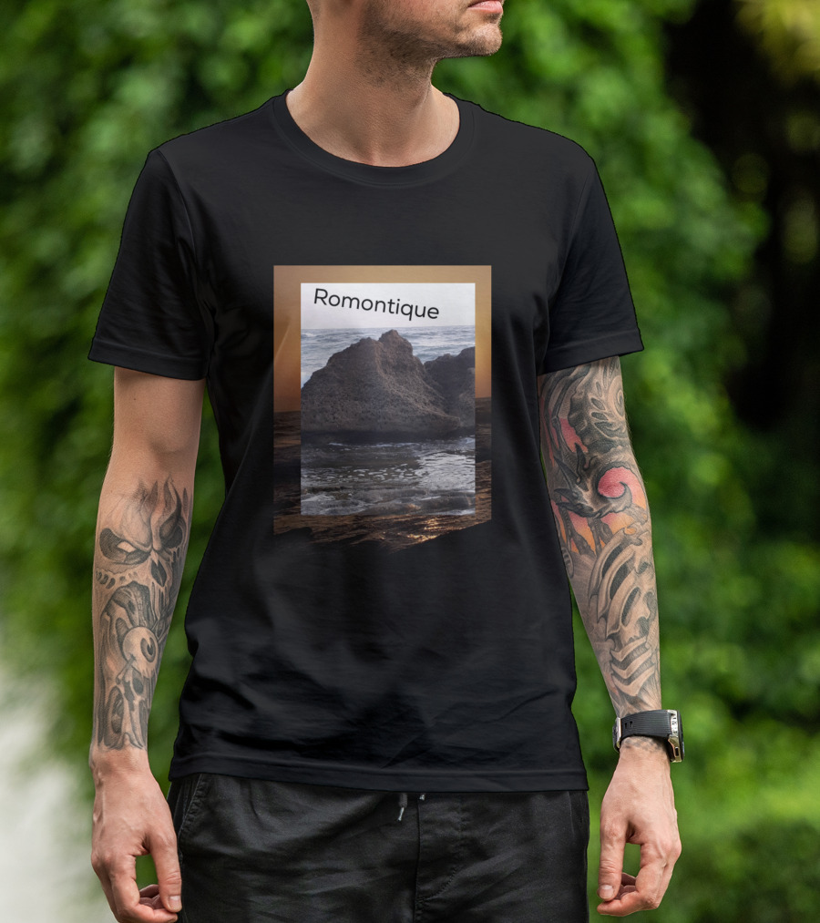 Romantique Rocky Shoreline Twilight Scene T-Shirt