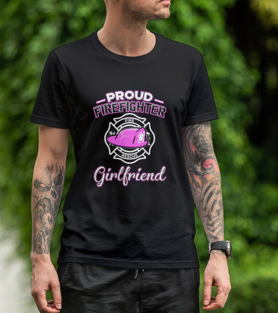 Proud Firefighter Girlfriend Fire Rescue Pink Helmet T-Shirt