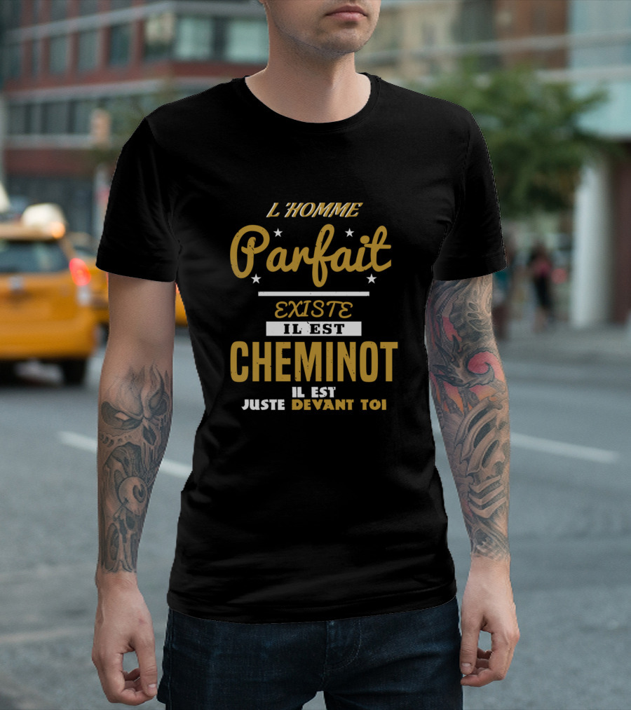 L'Homme Parfait Existe Il Est Cheminot Il Est Juste Devant Toi T-Shirt
