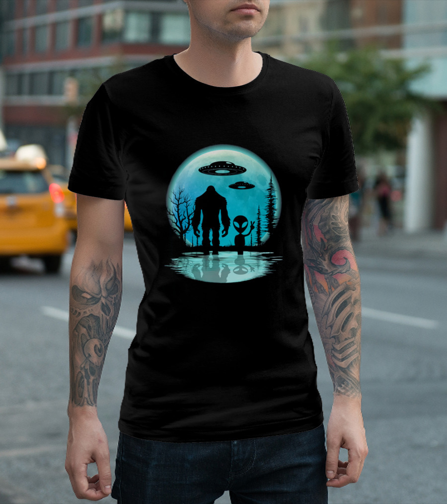Bigfoot and Alien with UFOs Under the Moon I Want to Believe T-Shirt