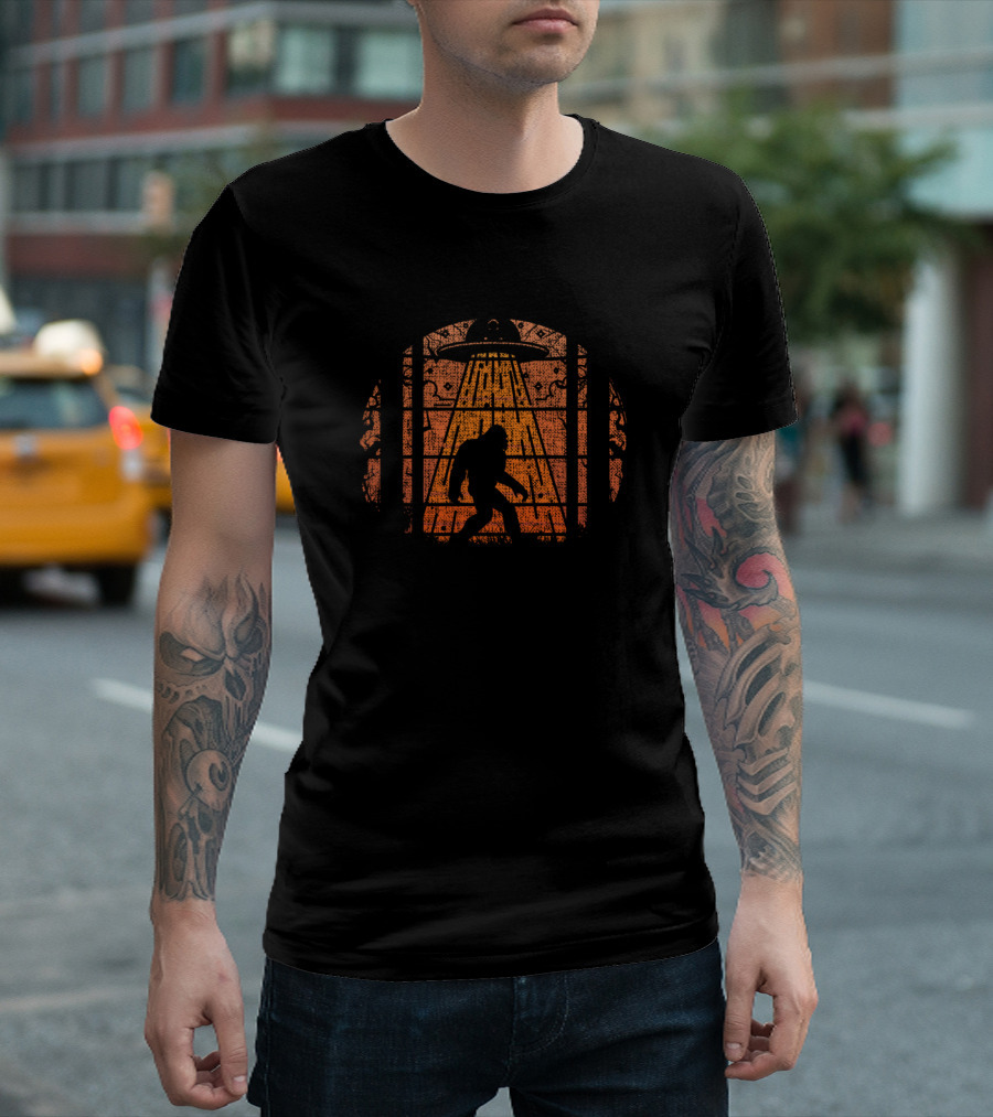 Retro Bigfoot UFO Abduction Sasquatch Alien Scene T-Shirt